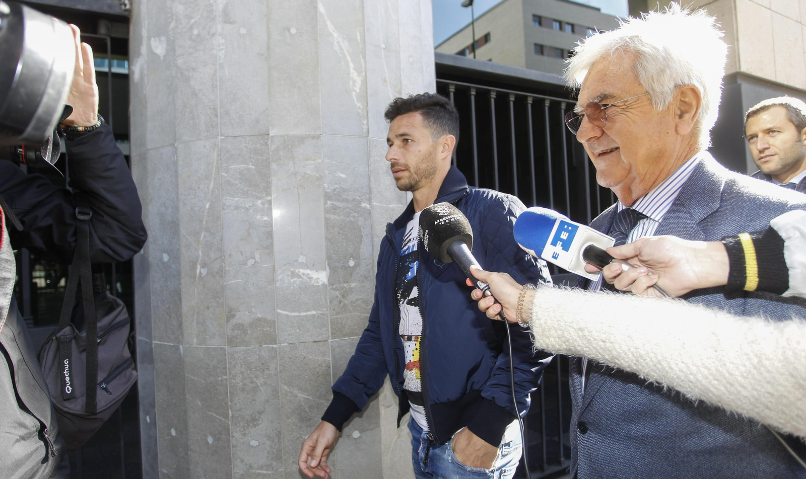 El futbolista Rubén Castro (izquierda) con su abogado Francisco Baena Bocanegra