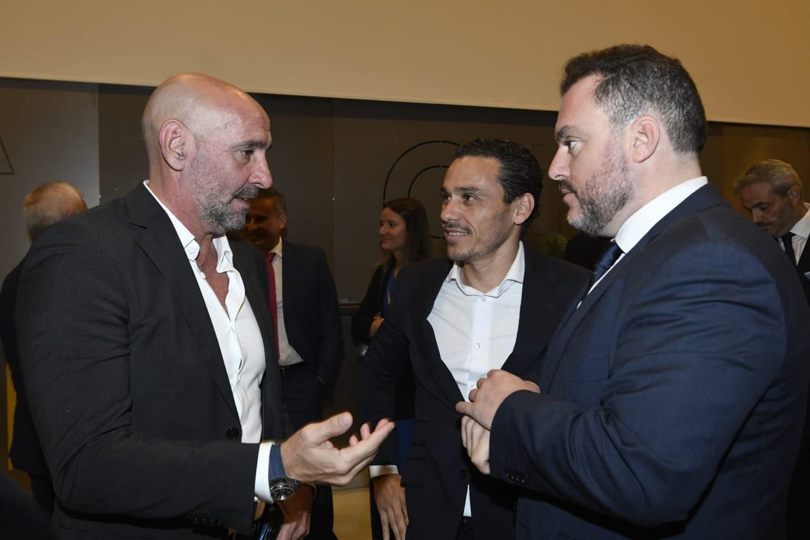 Monchi dialoga con Del Nido Carrasco y Fede Quintero en una foto de archivo.
