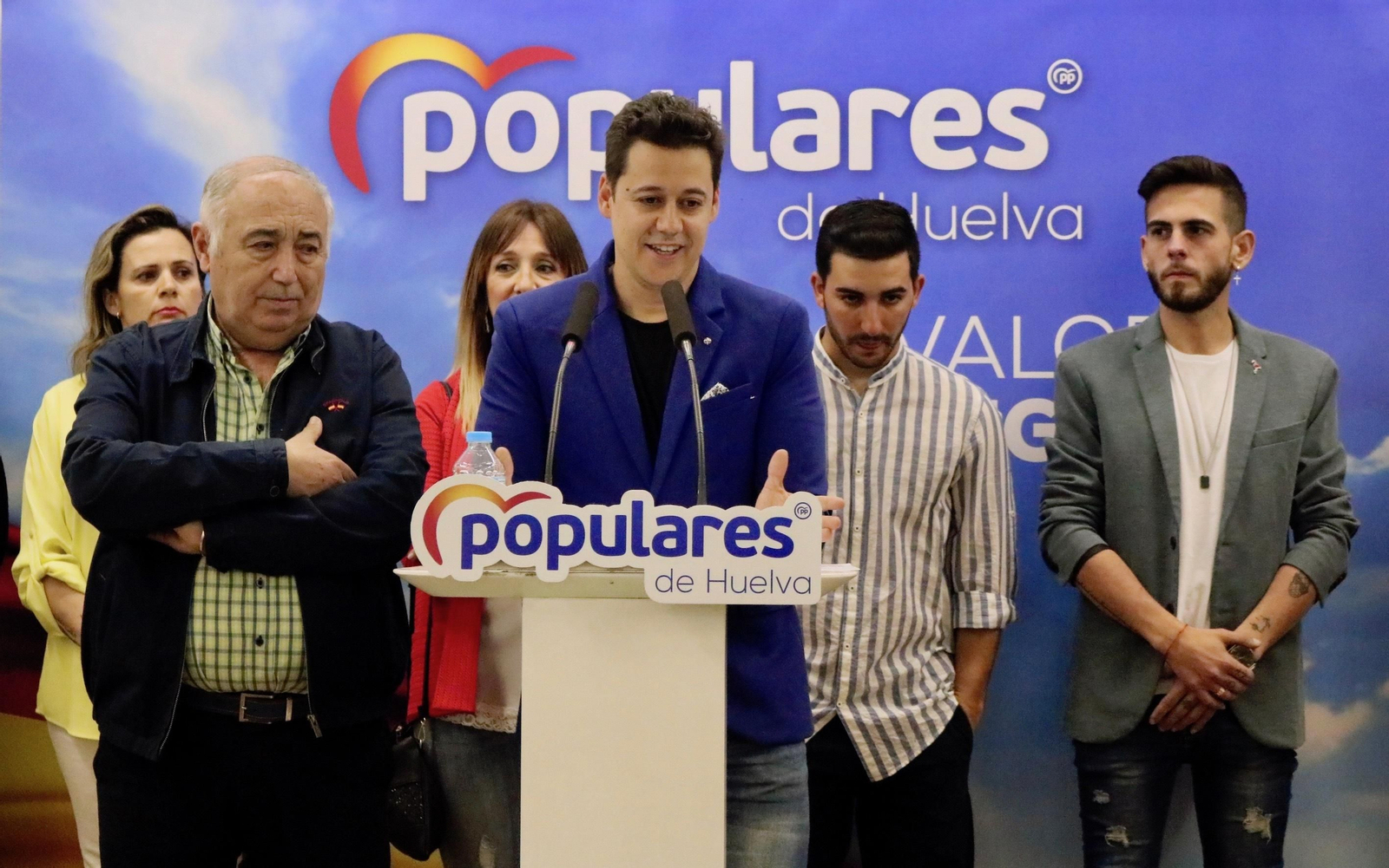 El alcalde, Javier Serrano, acompañado (izqda.) por Manuel Rodríguez, en la presentación de su candidatura.