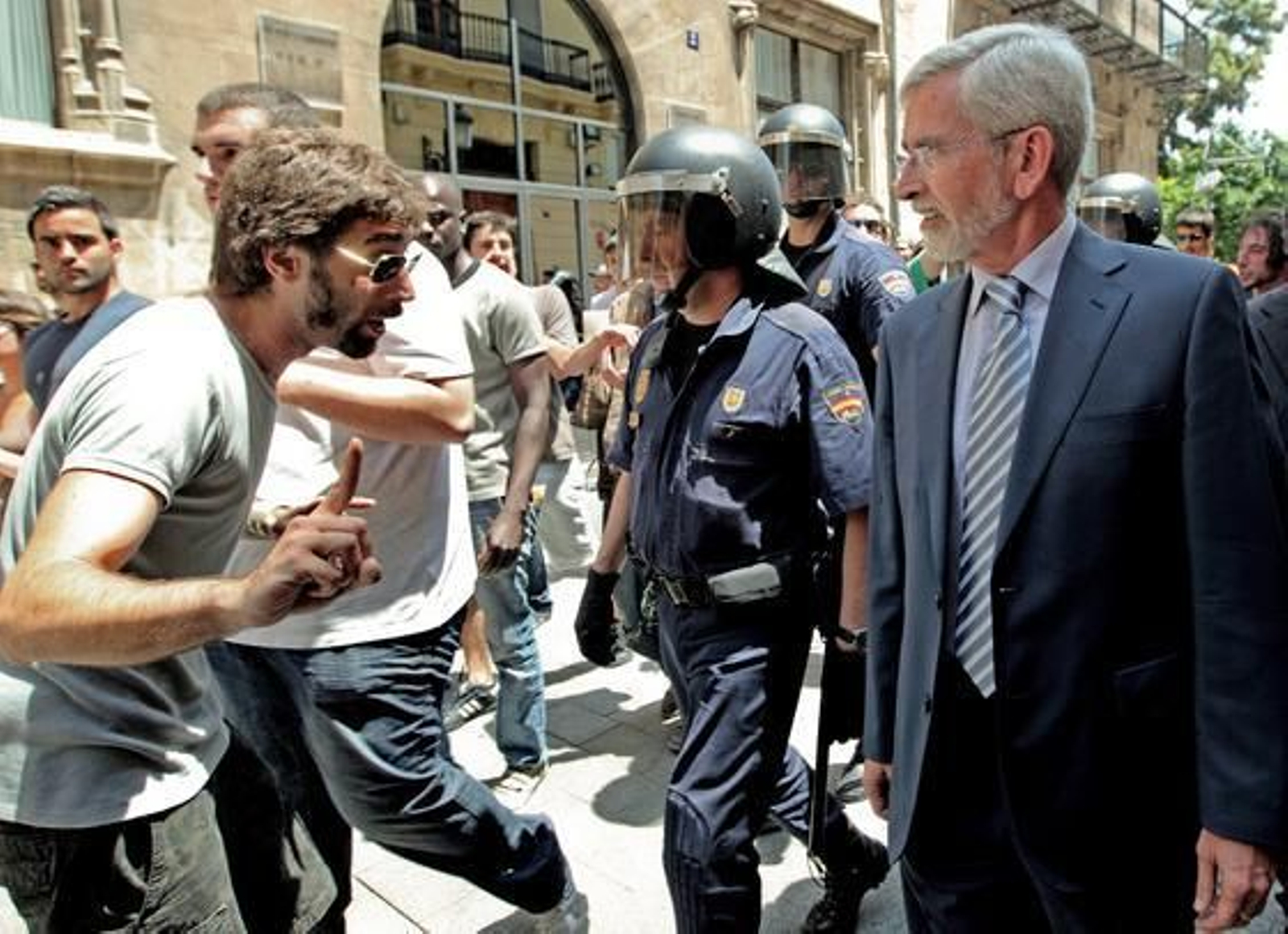La carga policial contra los 'indignados' de Valencia, en imágenes

Foto: EFE