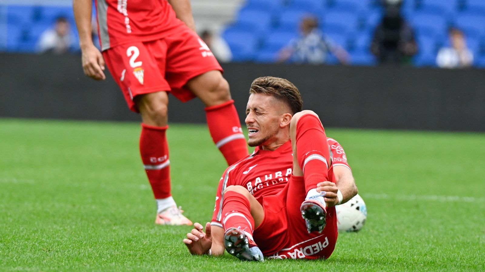 Isma Ruiz se duele de un golpe en un partido del Córdoba CF como visitante.