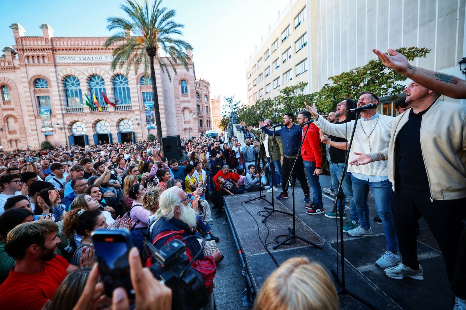 El grupo de Juan Carlos Aragón cantando ante una plaza de Fragela entregada.