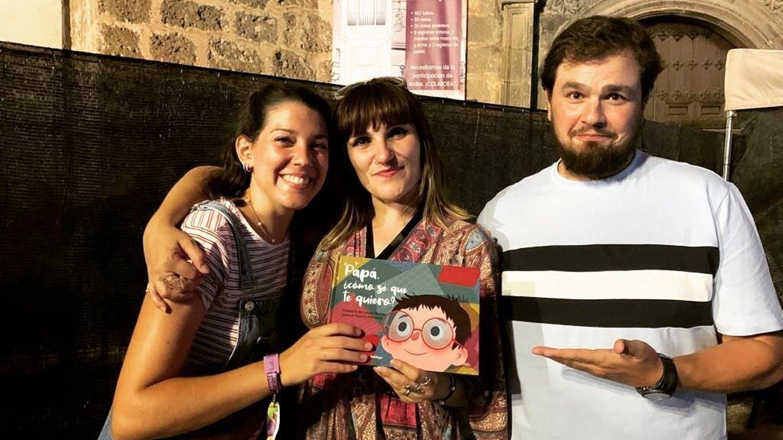Los autores, junto a Rozalén, a quien regalaron su cuento, en el Festival Leturalma.