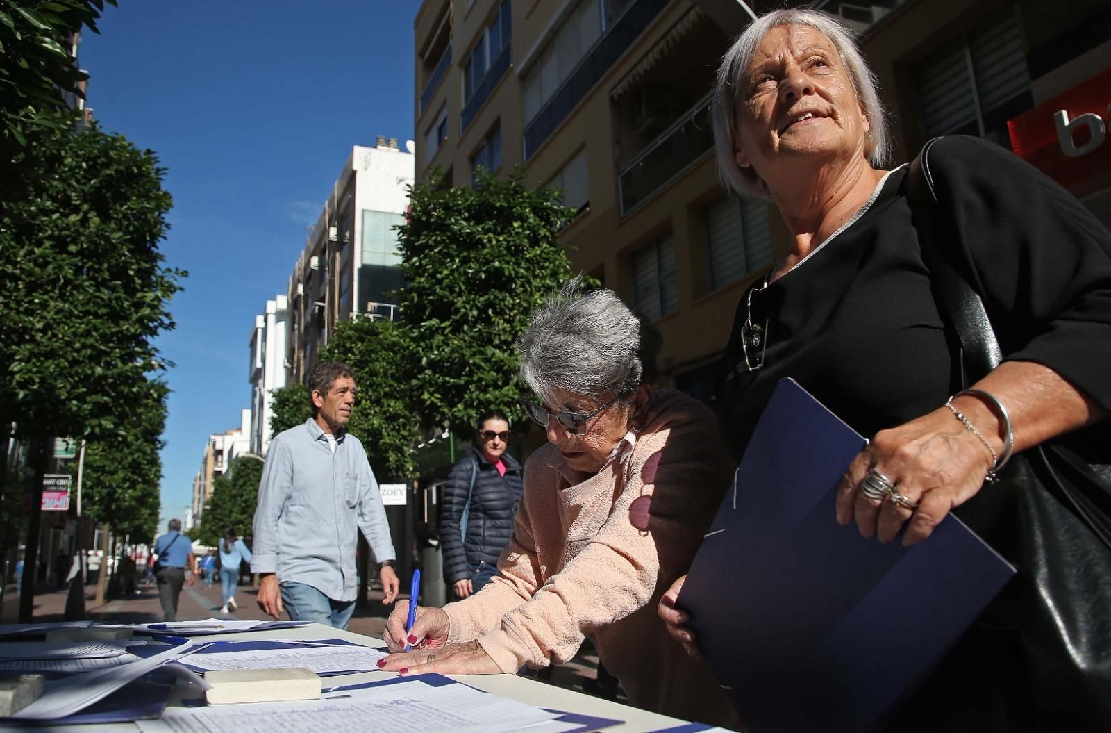 Una mujer firma contra la subida del IBI en Algeciras, este lunes.
