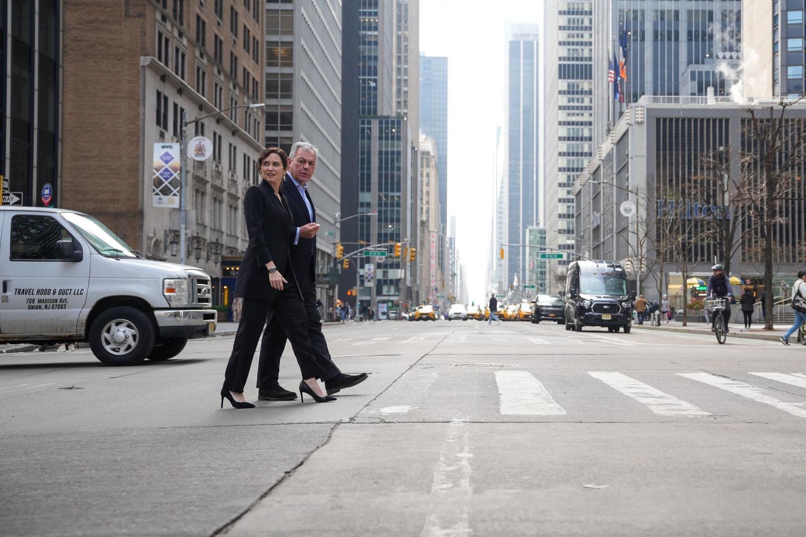 Sanz y Ayuso cruzan una calle de Nueva York.
