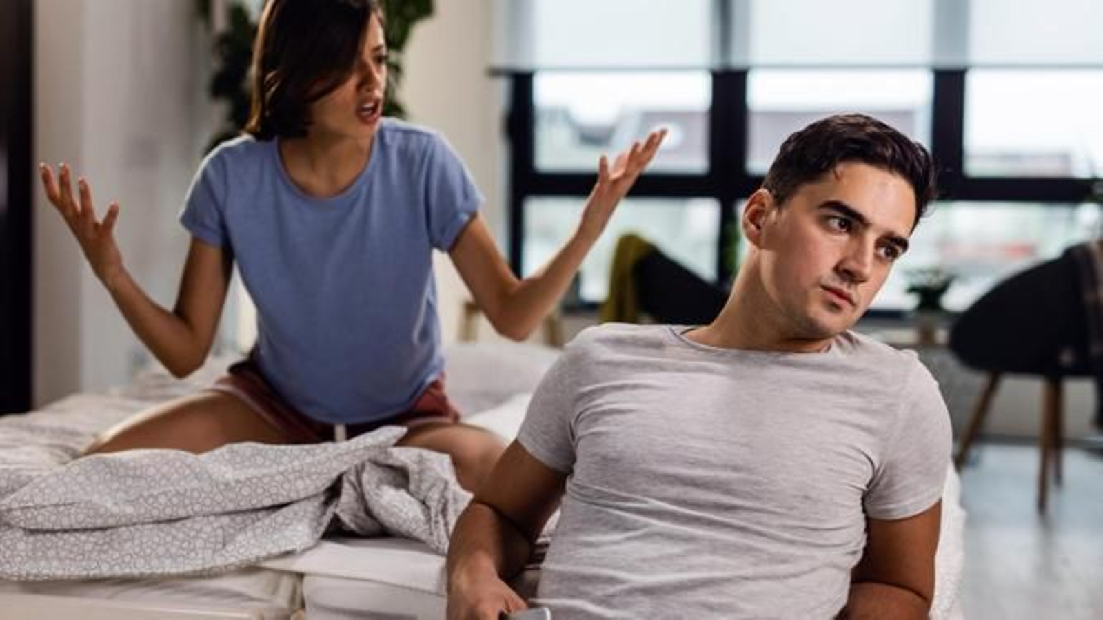 Pareja discutiendo, mientras uno de los miembros mira hacia otro lado.