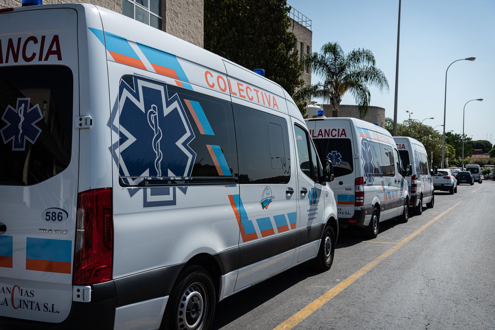 Hilera de ambulancias en las inmediaciones del Hospital Juan Ramón Jiménez.