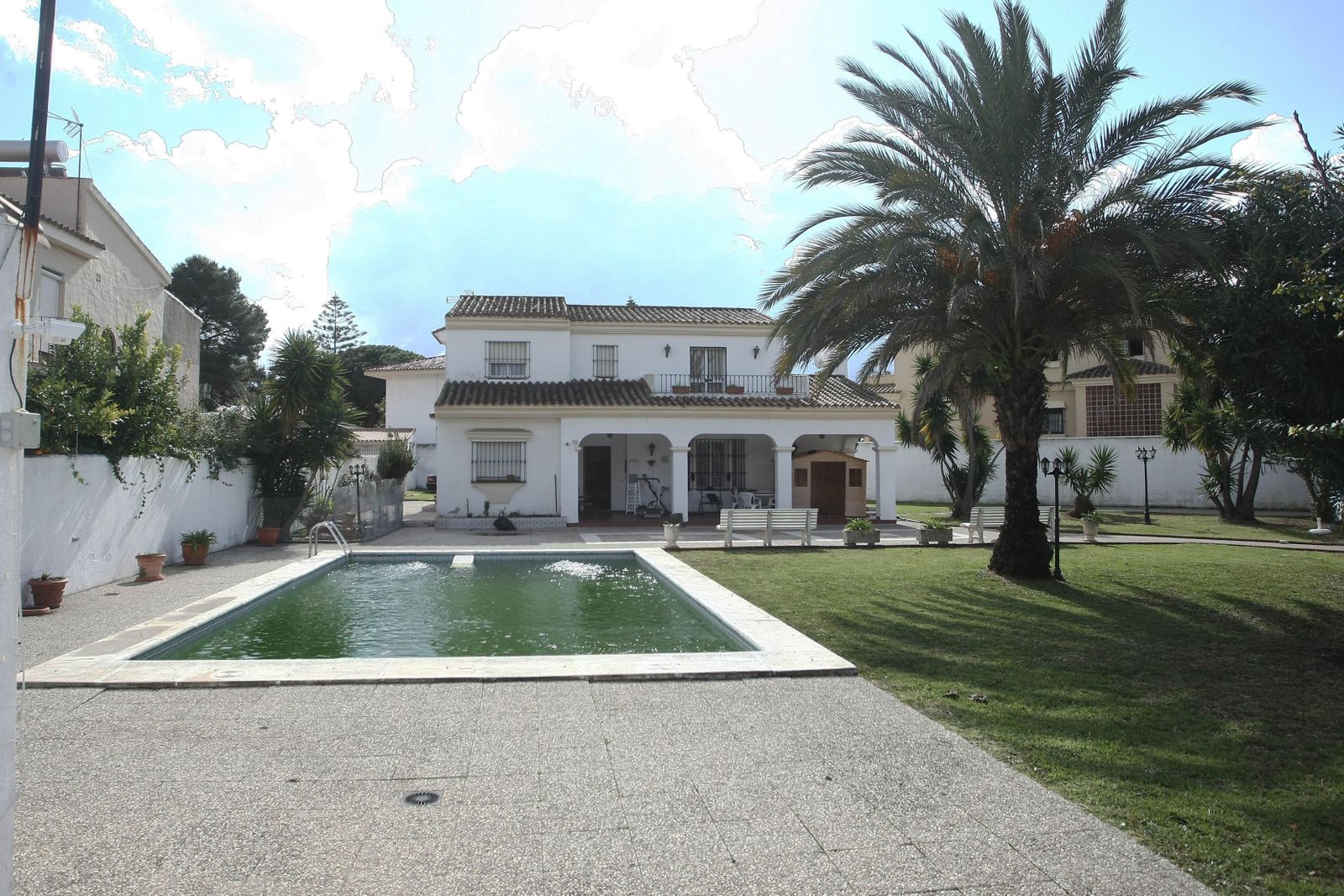Vivienda registrada en la urbanización Colonia San Miguel de Algeciras. Abajo a la derecha, Sito Miñanco arrestado en una operación policial de 2004.