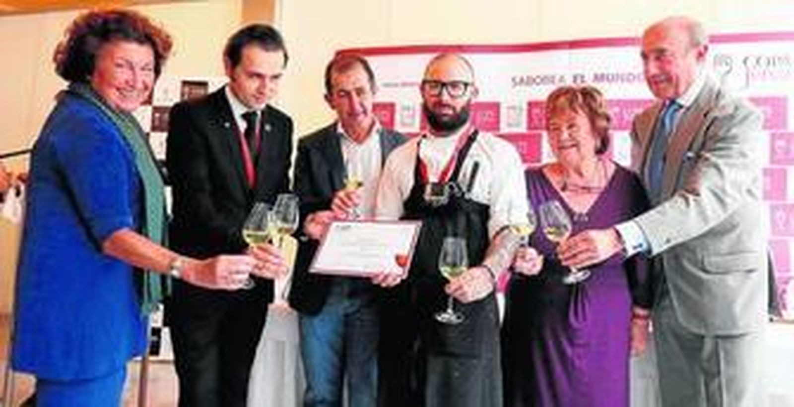 Paz Ivisor, el sumiller José López-Montenegro, Fernando Córdoba, el chef Alberto Montes, María Isabel Mijares y Beltrán Domecq brindan por 'Atrio'.