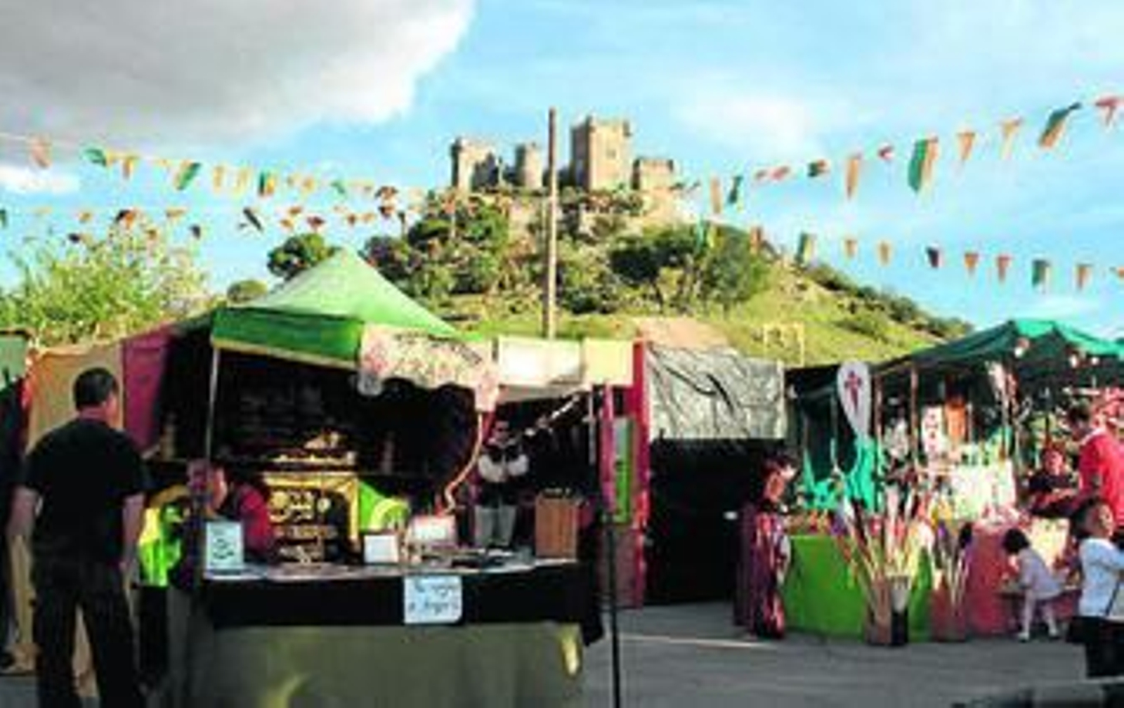 Expositores de la edición de 2012 del zoco, con el castillo al fondo.