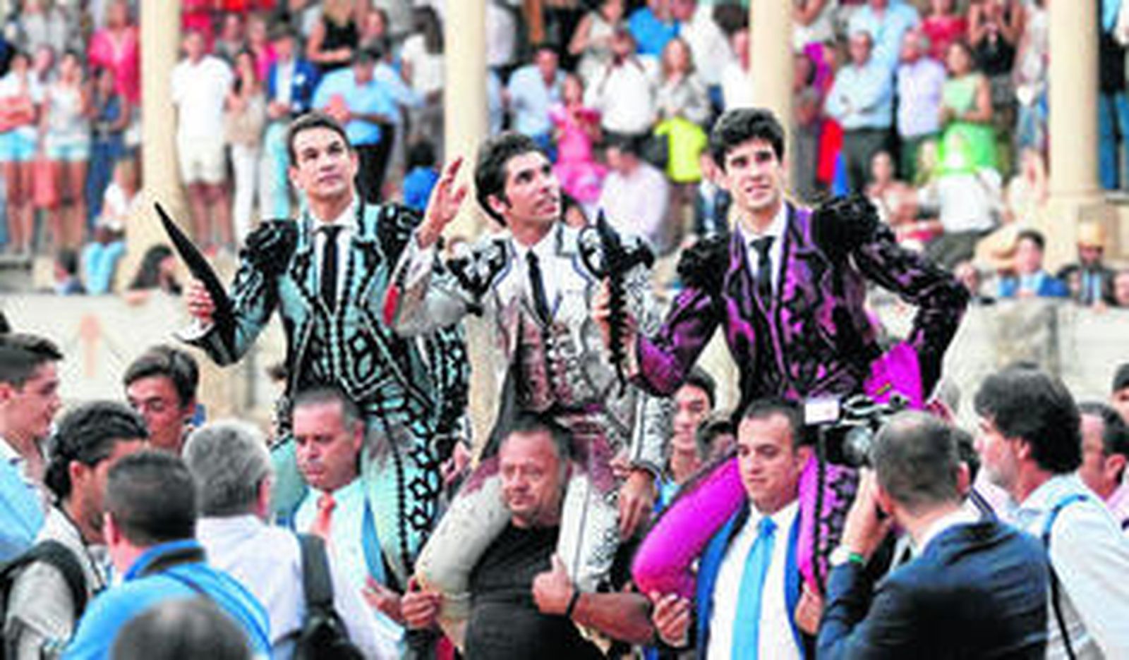 Los matadores salen a hombres de la Maestranza rondeña al término del larguísimo festejo.