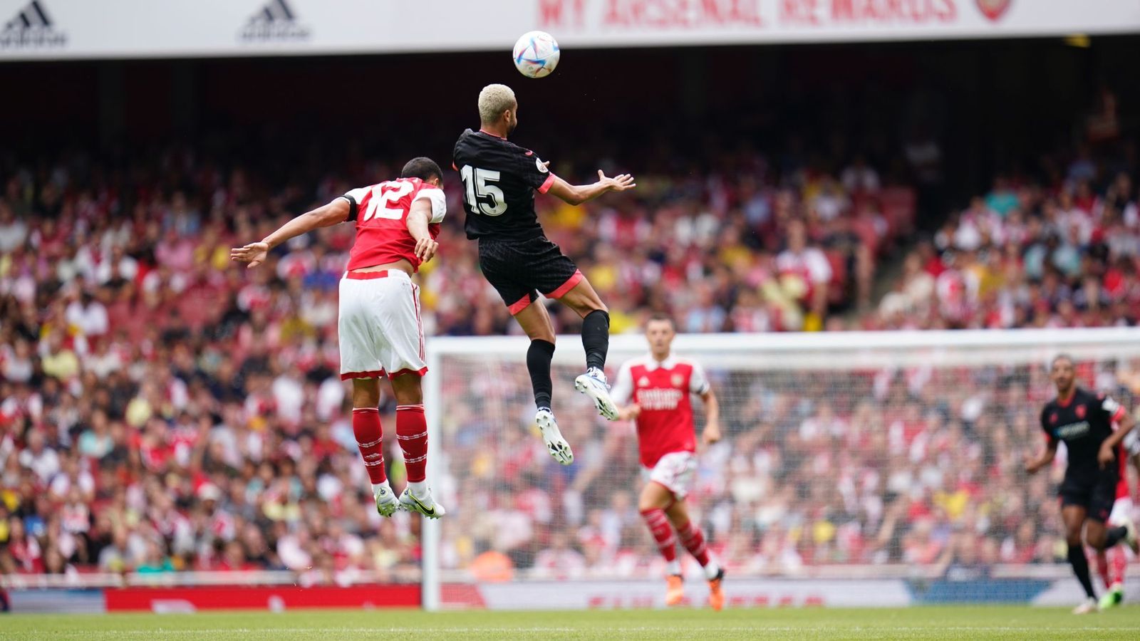 En-Nesyri intenta parar un balón.