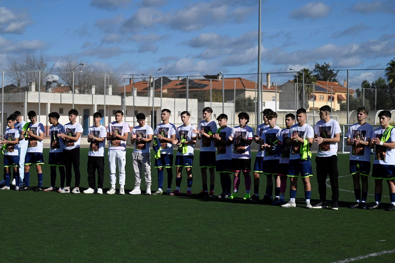 Compañeros de equipo de Álex en el CD Azahara Guadalquivir, en el homenaje. Compañeros de equipo de Álex en el CD Azahara Guadalquivir, en el homenaje.