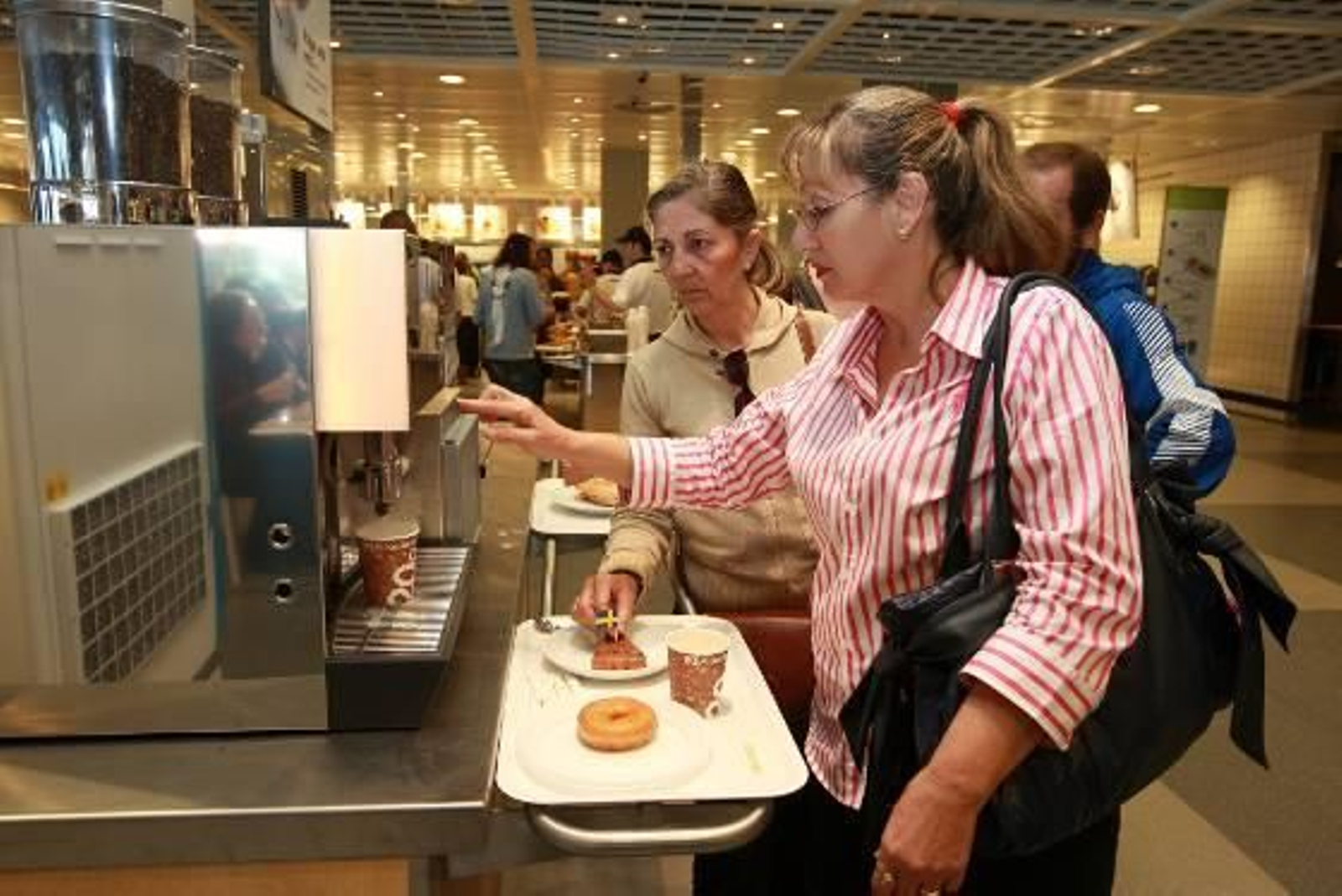 Los primeros visitantes degustaron los desayunos en la zona de ocio antes de acceder a la tienda

Foto: Juan Carlos Toro