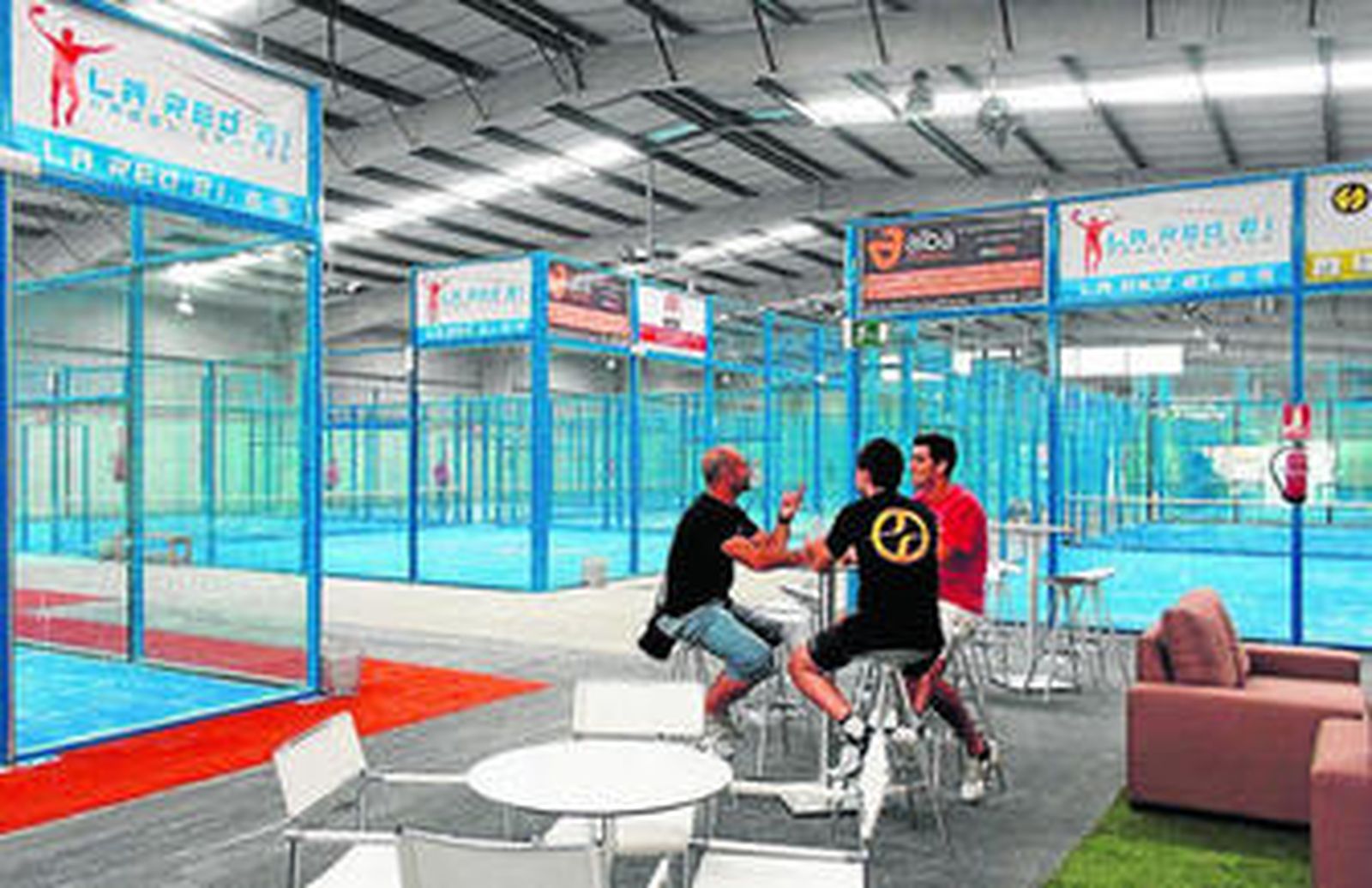 Una de las 11 pistas de cristal reglamentarias que alberga La Red 21 Pádel Center, en Alcalá de Guadaíra.