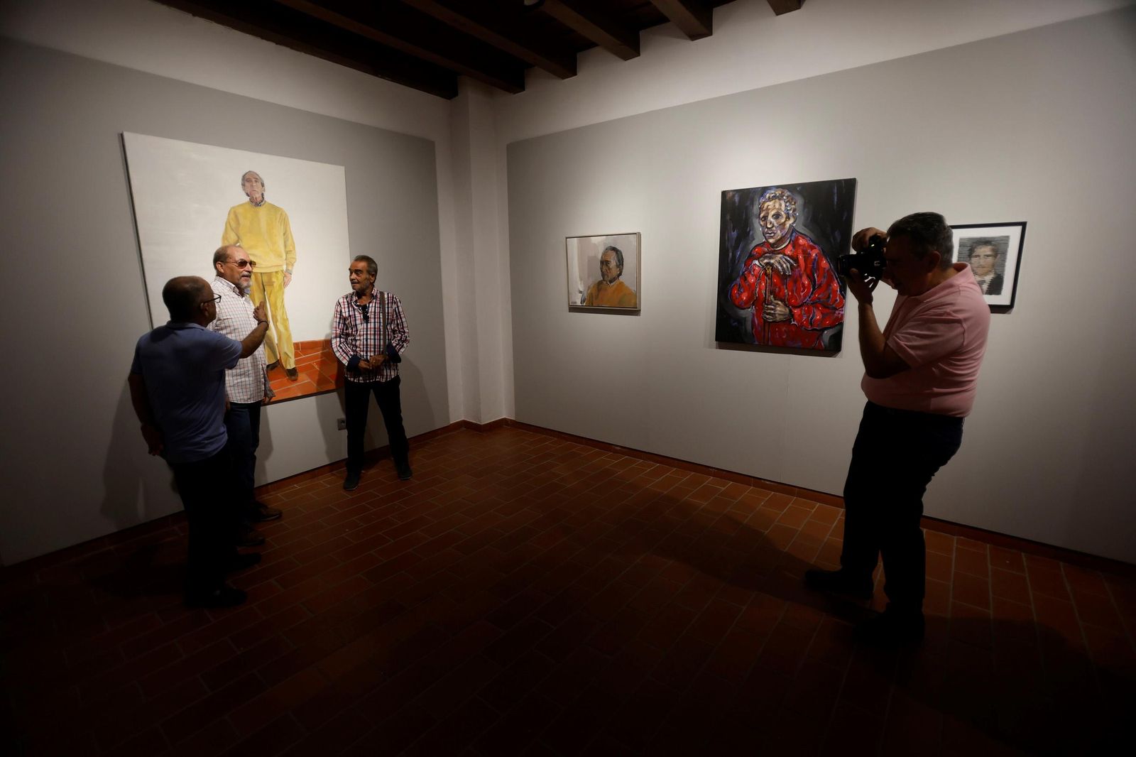 La exposición que repasa en retratos la vida de Antonio Gala, en imágenes