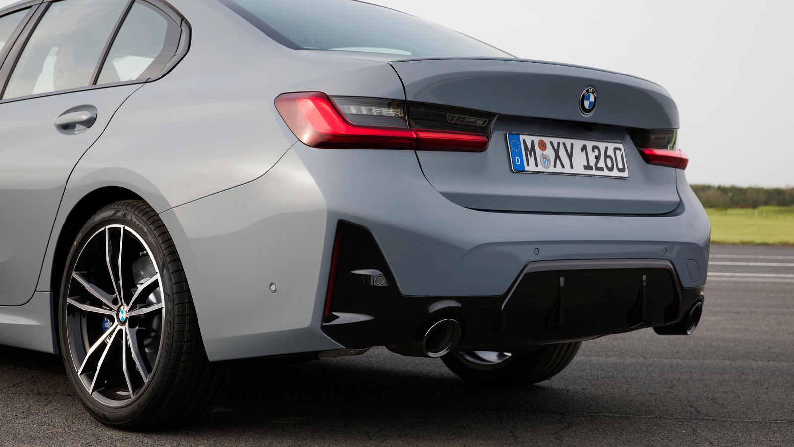 En esta actualización aparecen más elementos en negro brillo en la zona posterior. Los escapes tienen salidas de mayor diámetro.