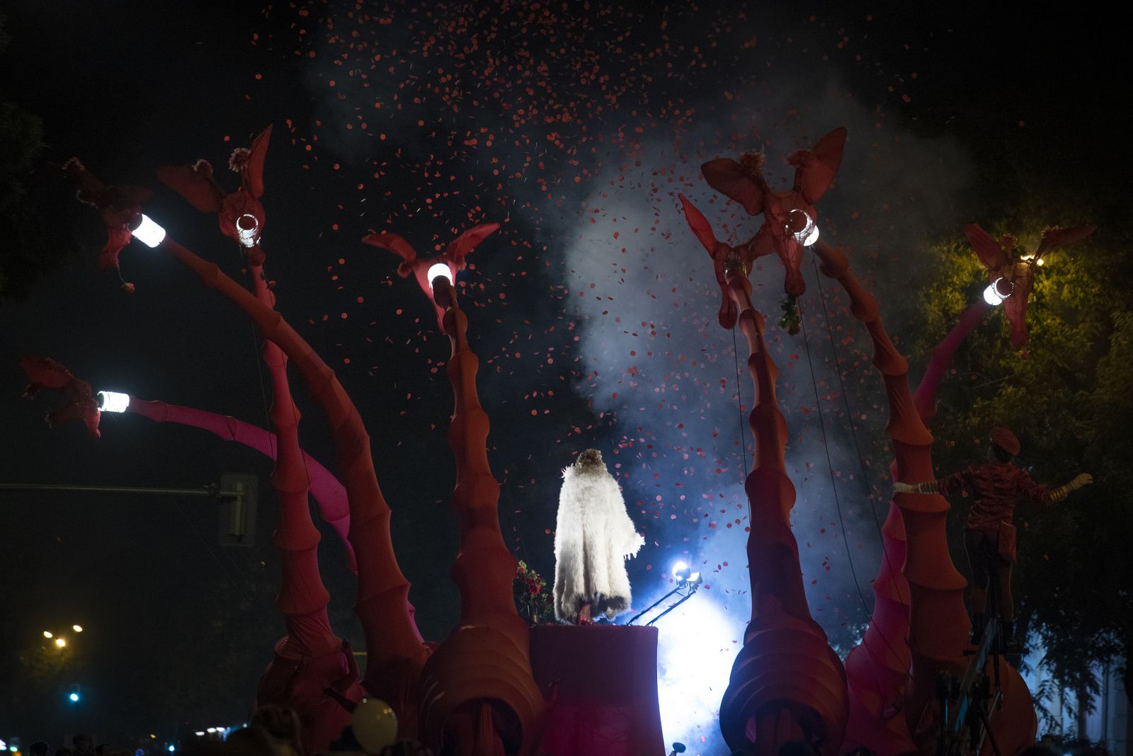 Las imágenes del pasacalles con marionetas gigantes de jirafas, por el Paseo de Colón