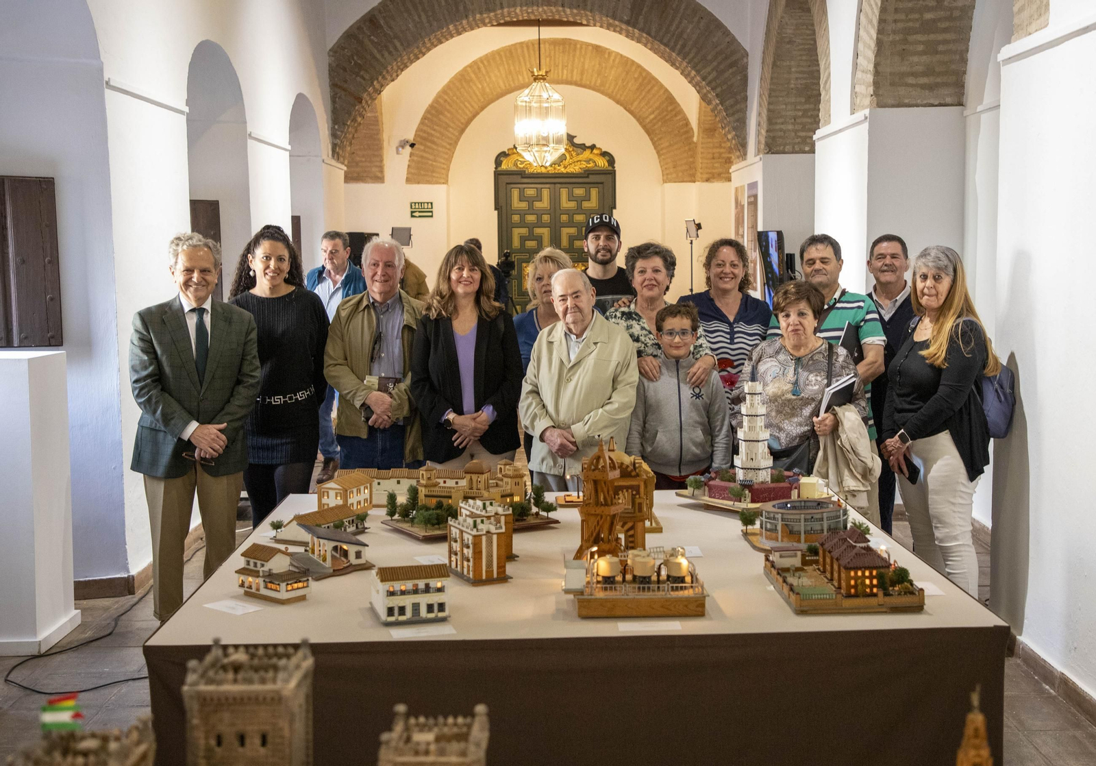 José Giráldez, junto a su familia y Salvador Fuentes, tras algunas de las maquetas de la exposición.