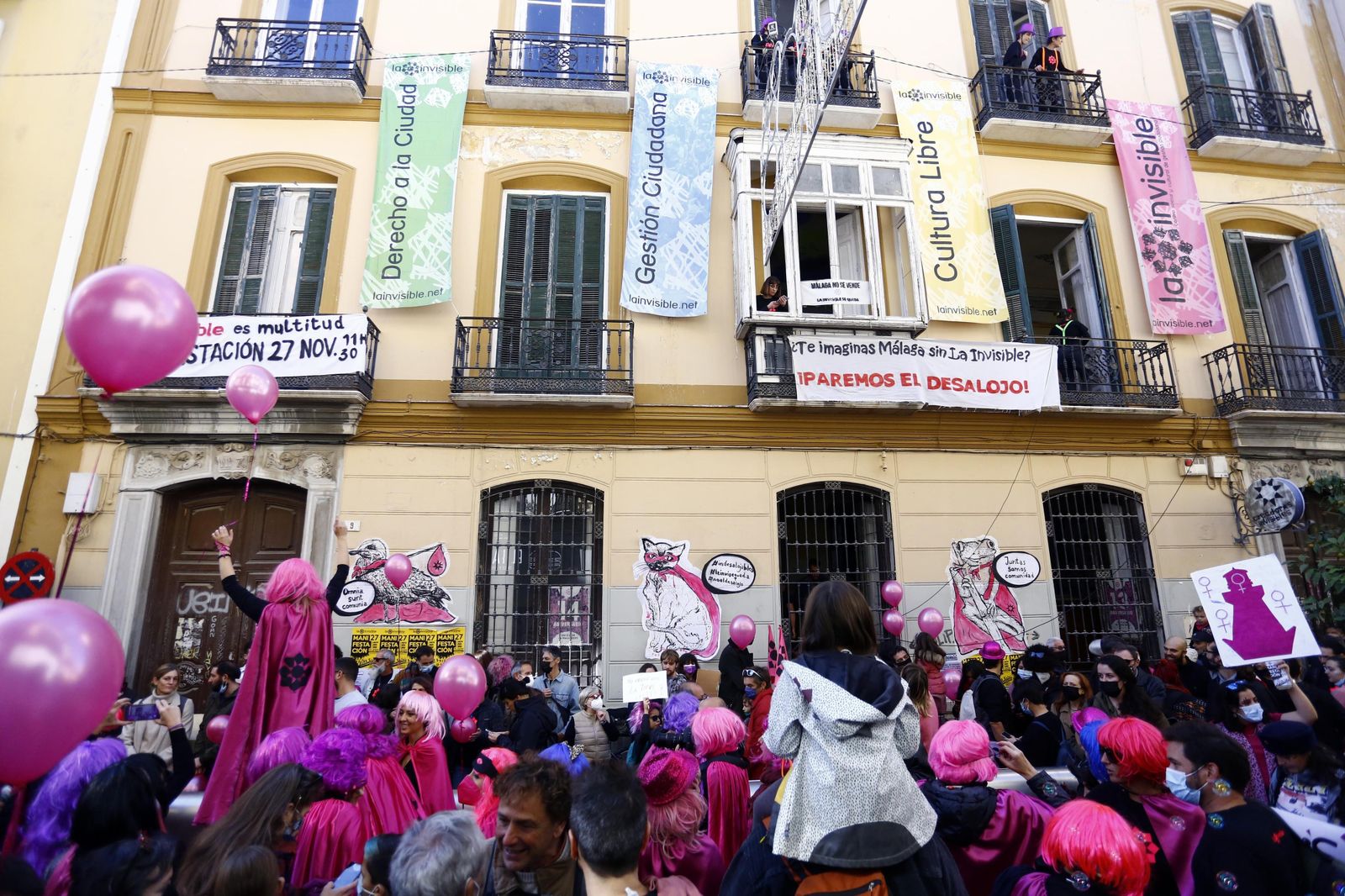 Manifestación contra el desalojo de La Casa Invisible a las puertas del inmueble el pasado noviembre.