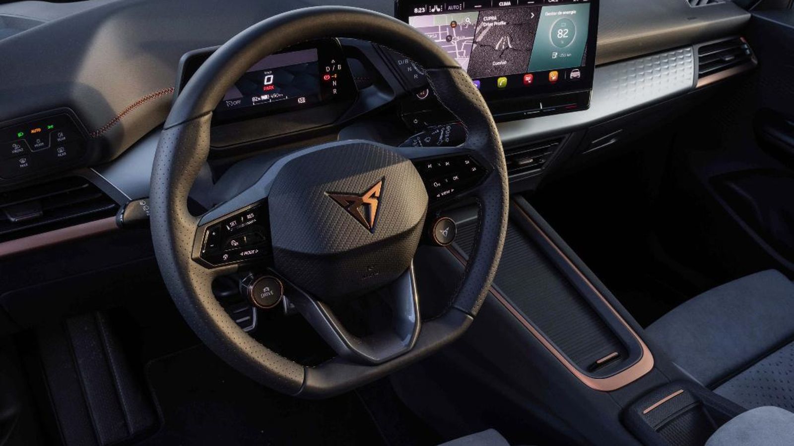 El puesto de conducción, salvo por el volante, no difiere en la versión tope de potencia y capacidad de batería del resto de Born.