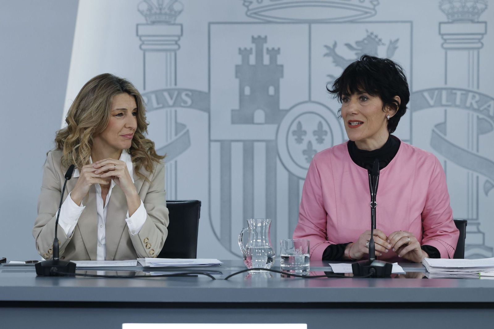 La vicepresidenta segunda y ministra de Trabajo y Economía Social, Yolanda Díaz, y la ministra Portavoz, Elma Saiz, durante la rueda de prensa tras el Consejo de Ministros.