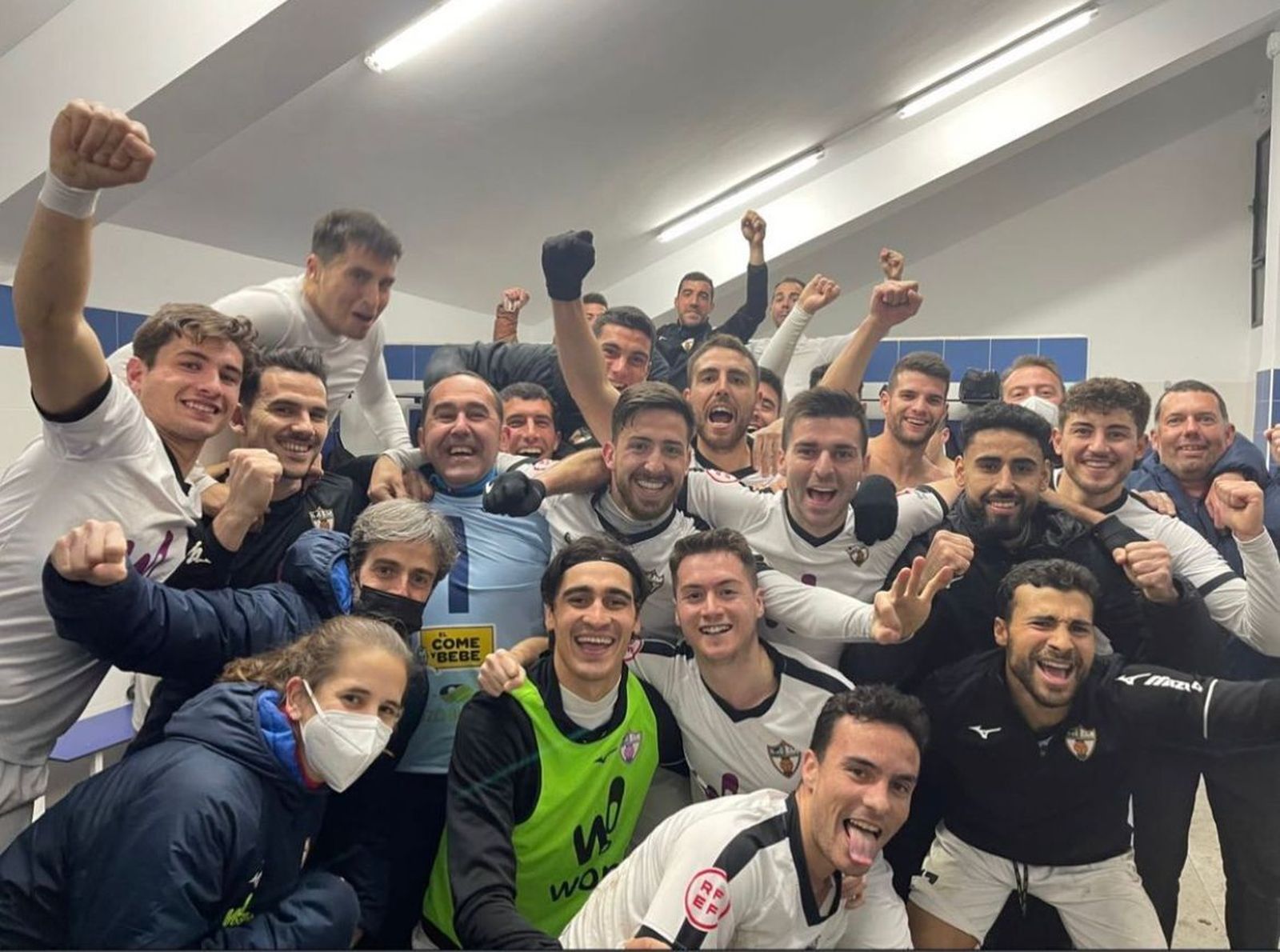 Los jugadores del Pozoblanco celebran la victoria ante el Conil.
