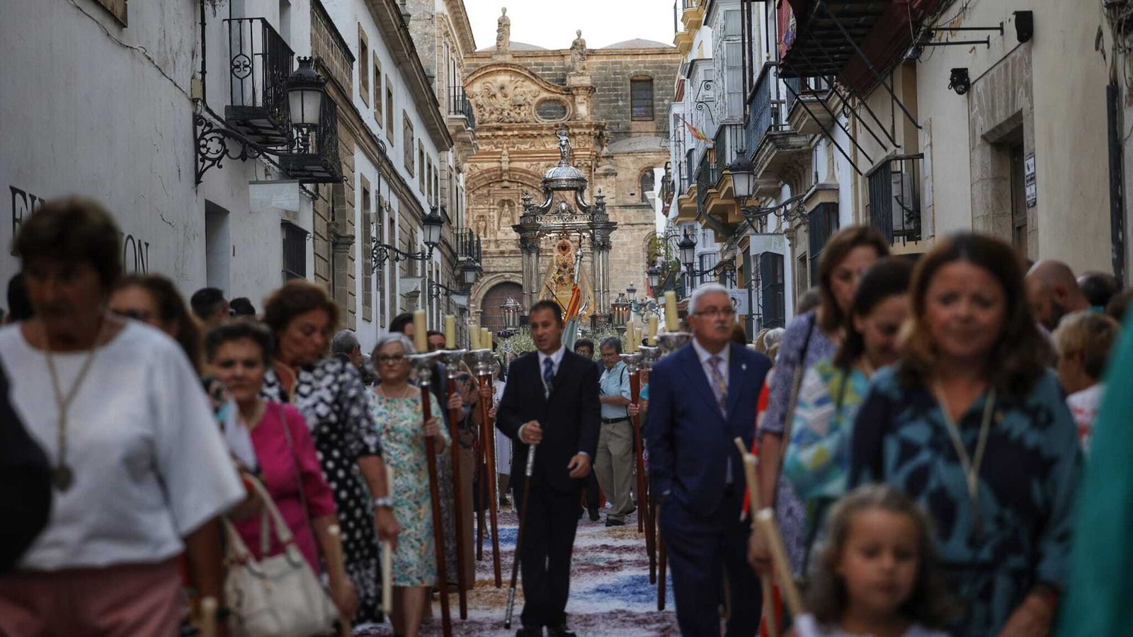 La procesión,a su paso por la calle Palacios, sobre la alfombra de sal.