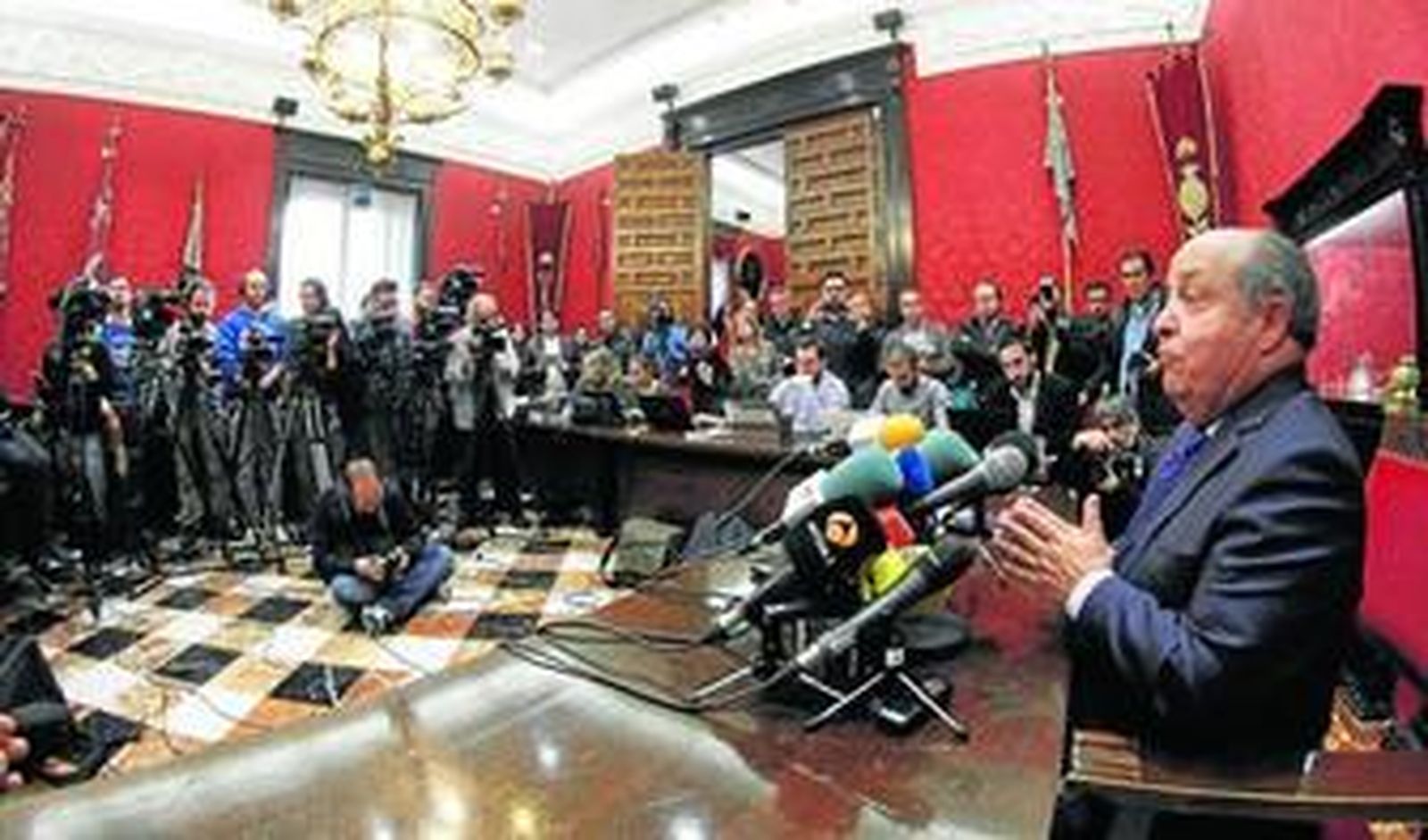 El alcalde de Granada, José Torres Hurtado, quiso "dar la cara" y explicar cómo se habían sucedido los hechos.