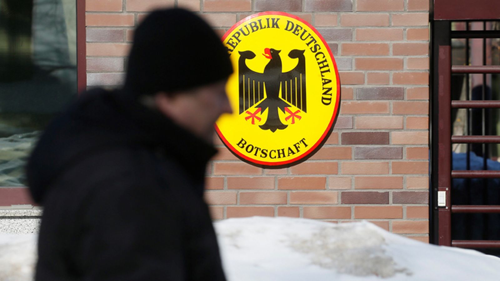 Un viandante pasa delante de la entrada de la Embajada de Alemania en Moscú.