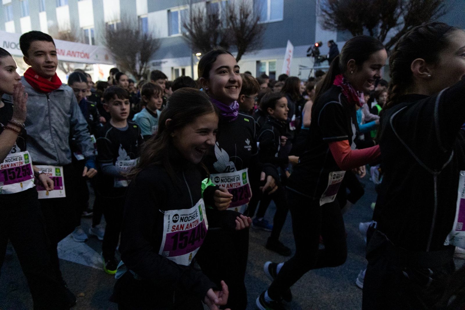 En imágenes: 2.000 atletas brillan con luz propia en la infantil de la Carrera de San Antón 2026