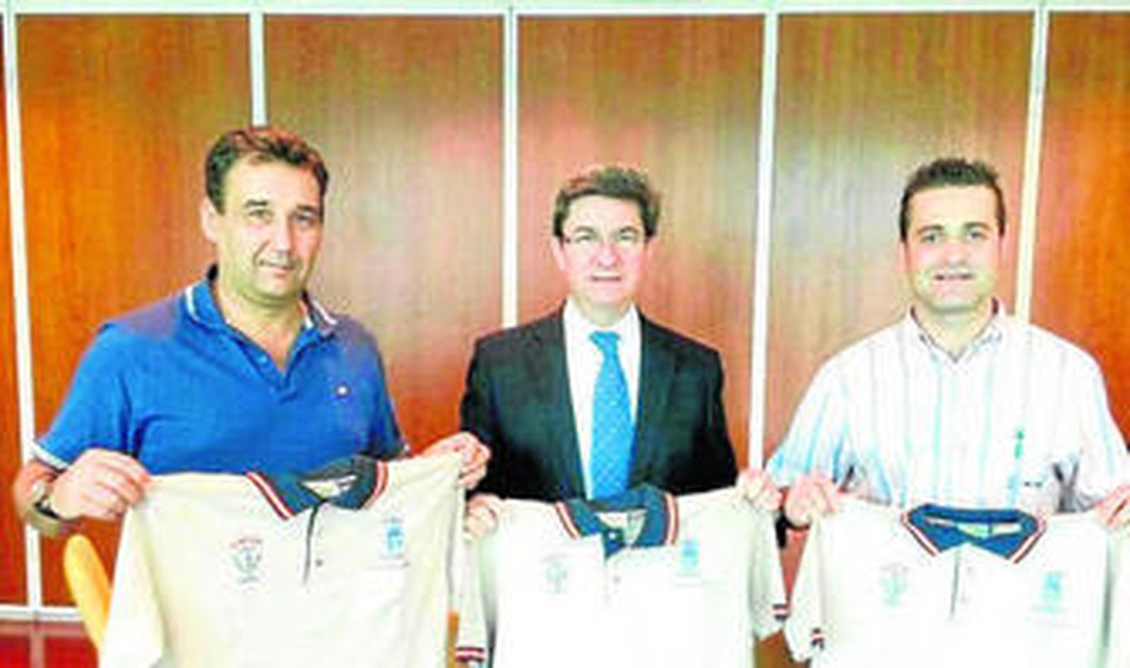 El concejal con los participantes en la prueba.