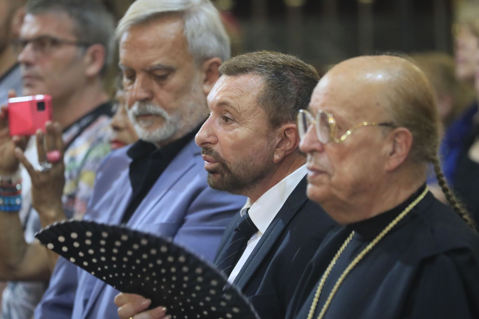 El cantante Enrique del Pozo (i), el presentador José Manuel Parada (c) y el vidente Rappel (d)