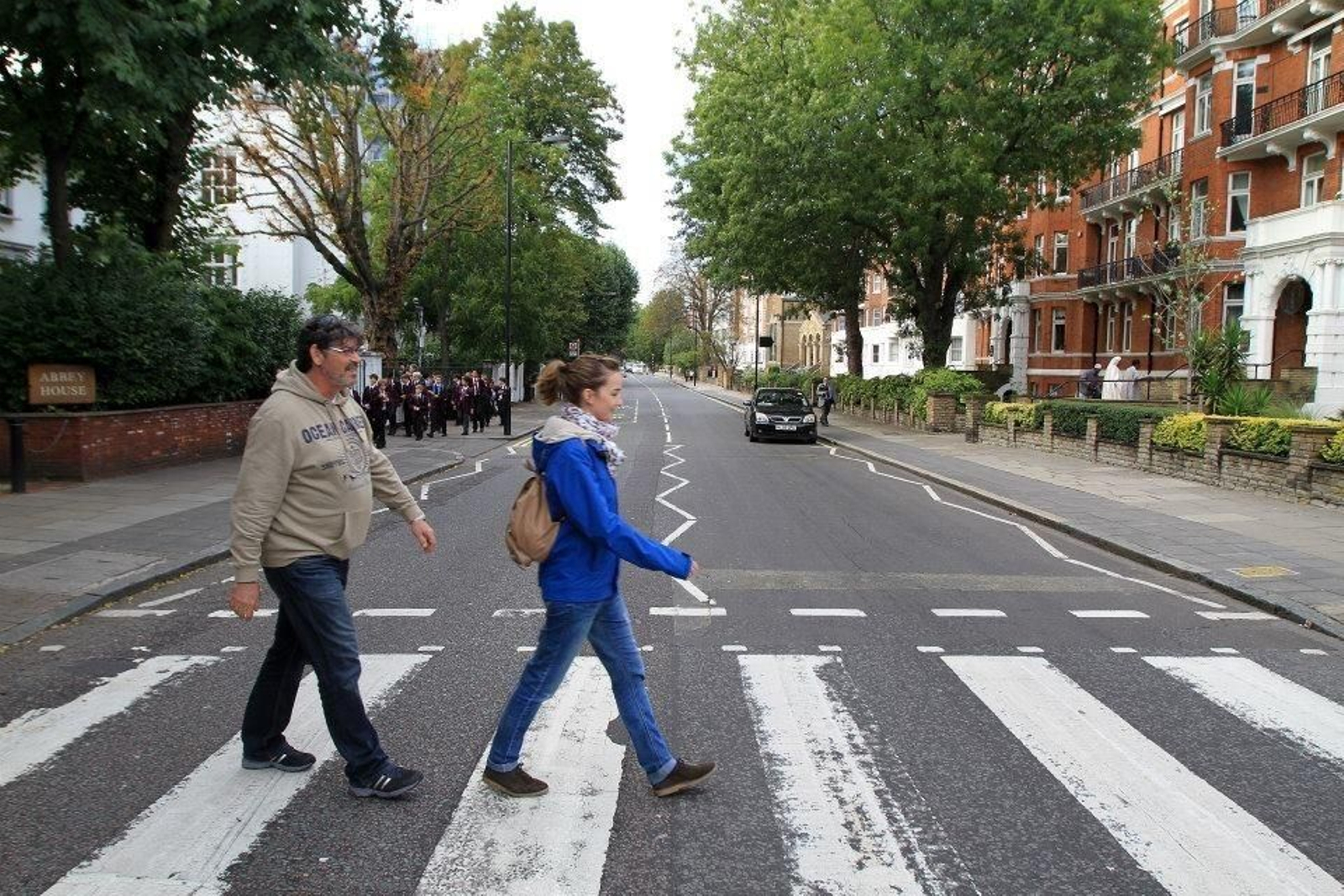 El 'Yuyu' y su mujer, María, cruzando el mítico paso de cebras de Abbey Road en Londres.