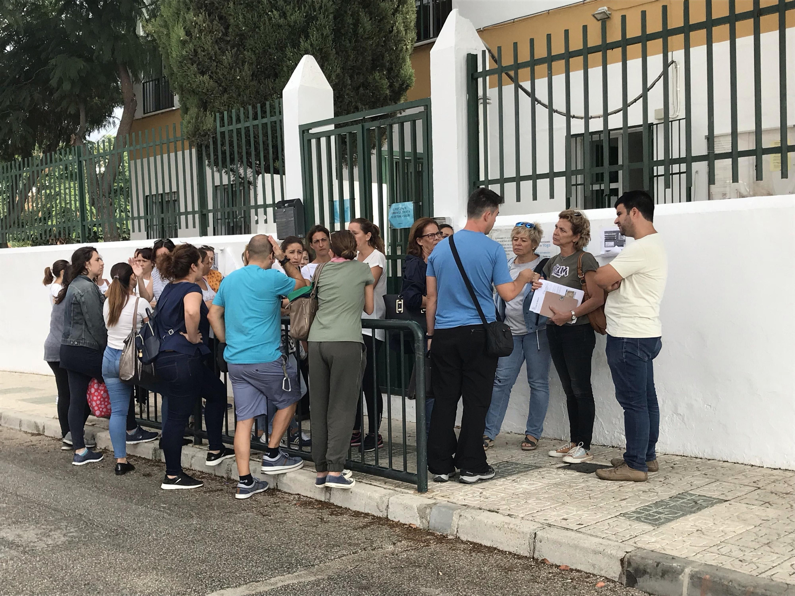Padres a las puertas del colegio conocido de El Romeral.