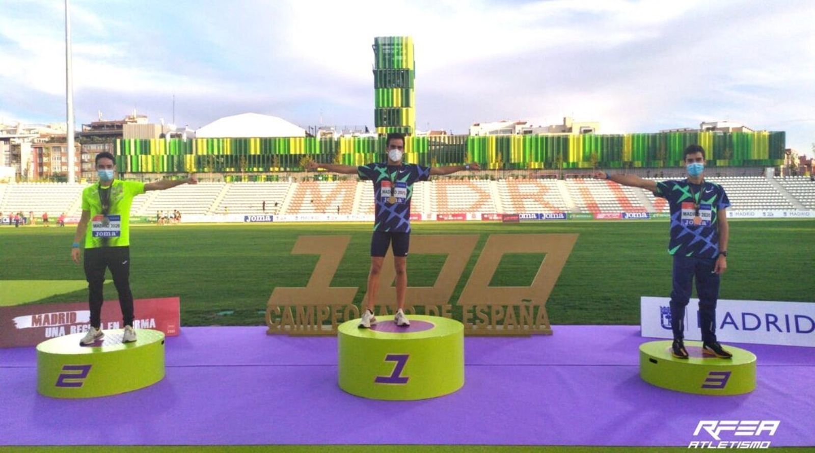 Kevin López es felicitado por Fontes y Gómez en lo más alto del podio.