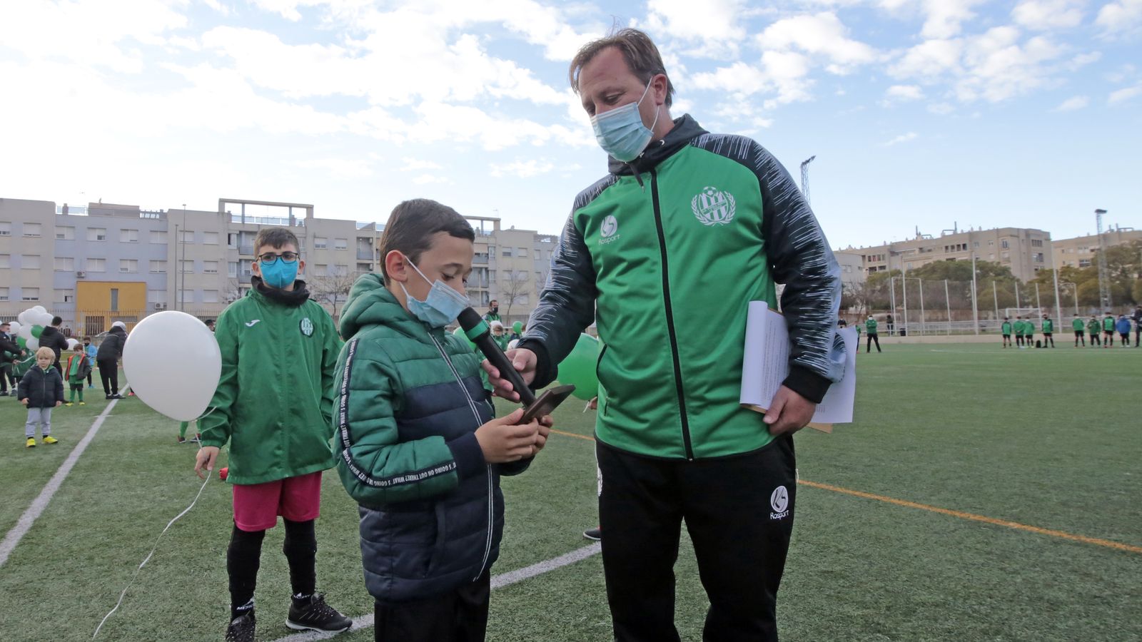 Emotivo homenaje de todo el Pueblo Nuevo a su entrenador