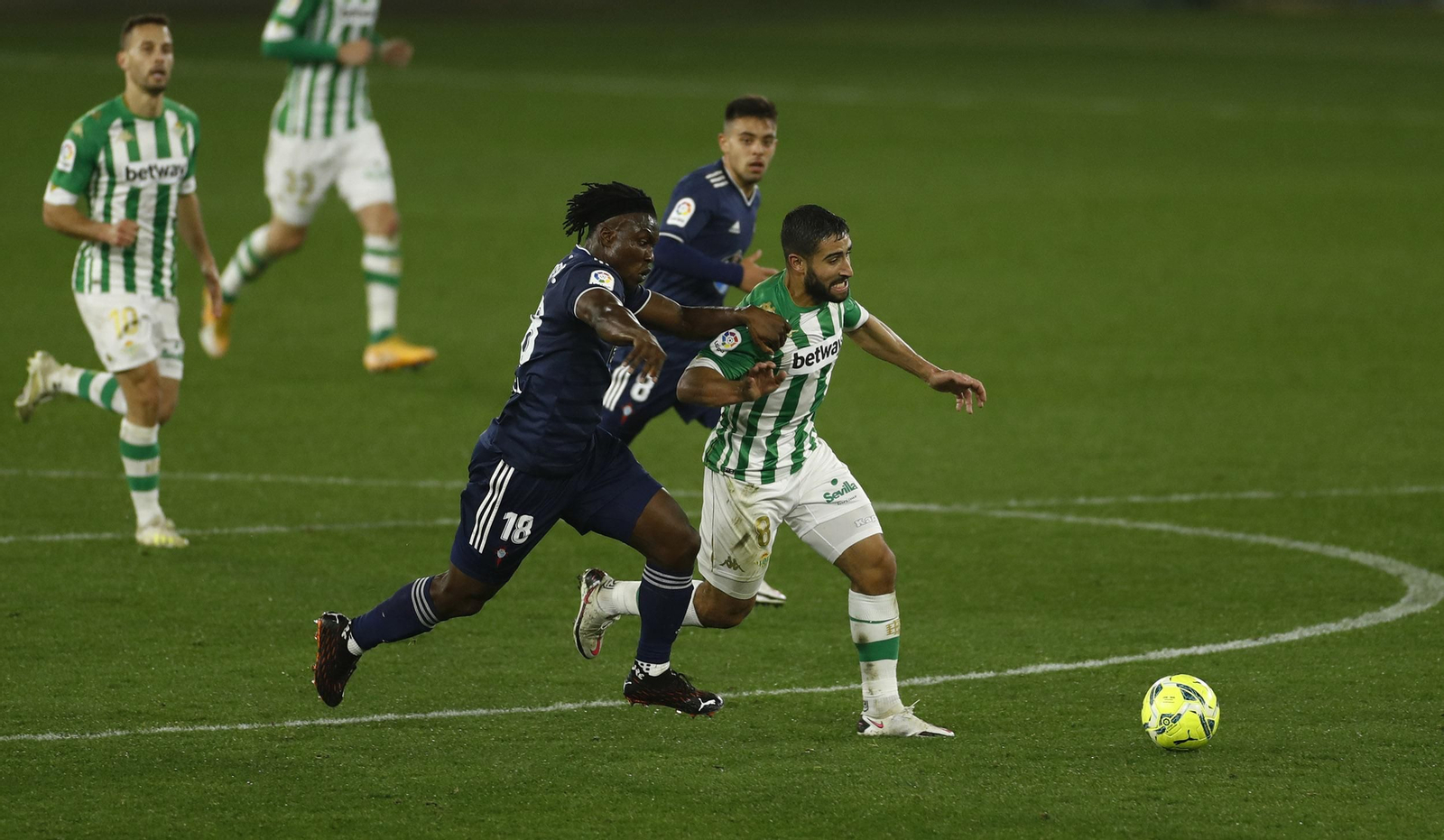 Fekir trata de marcharse de Aidoo por velocidad.