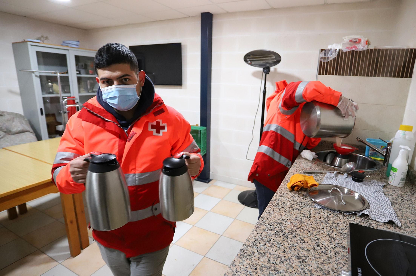 Voluntarios de Cruz Roja preparan alimentos para las familias más vulnerables de Huelva.