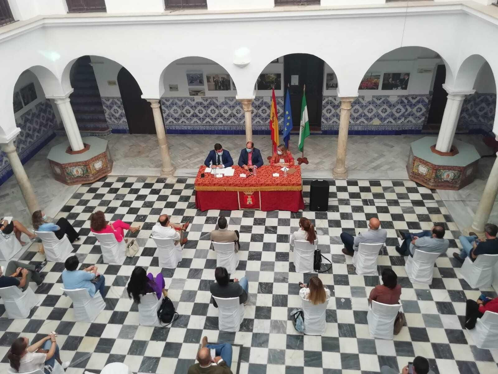 El delegado territorial de Turismo explica los avances a alcaldes  de la zona
