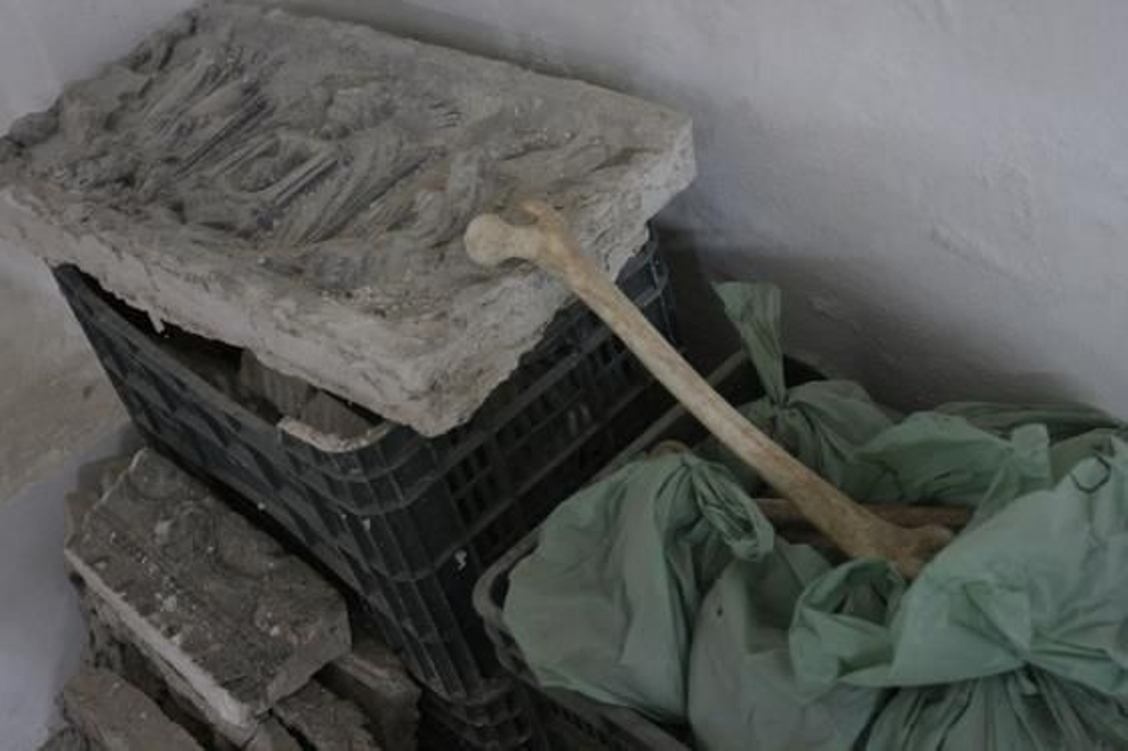 Yeserías de la capilla sacramental del antiguo convento de Agustinas, junto a restos encontrados de una monja. 

Foto: José Ángel García