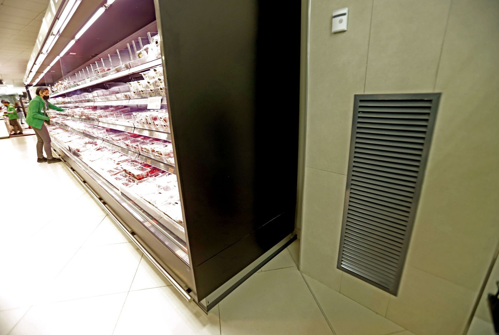 Imágenes de las mejoras del Mercadona de La Palma del Condado para el ahorro energético