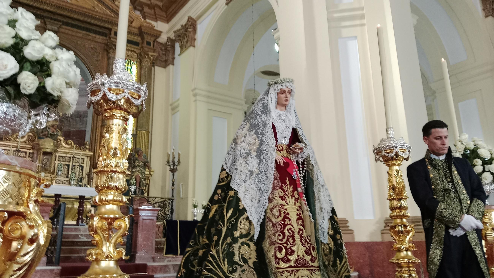 La imagen de María Santísima de la Esperanza, en el Panteón de Marinos Ilustres, en San Fernando
