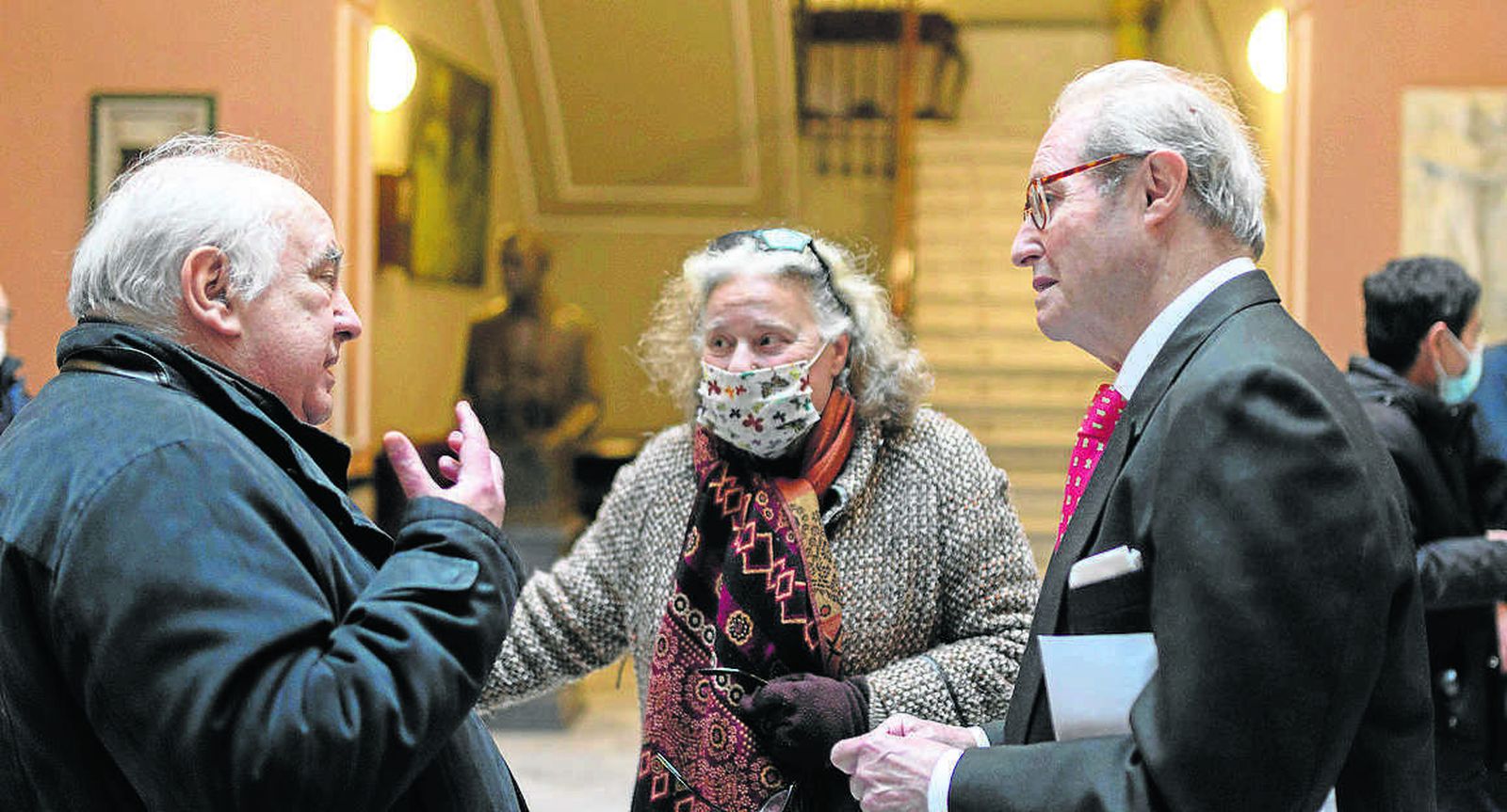 Manuel Álvarez Machado (izquierda) con Daniel Pineda Novo y la artista Teresa Lafita.