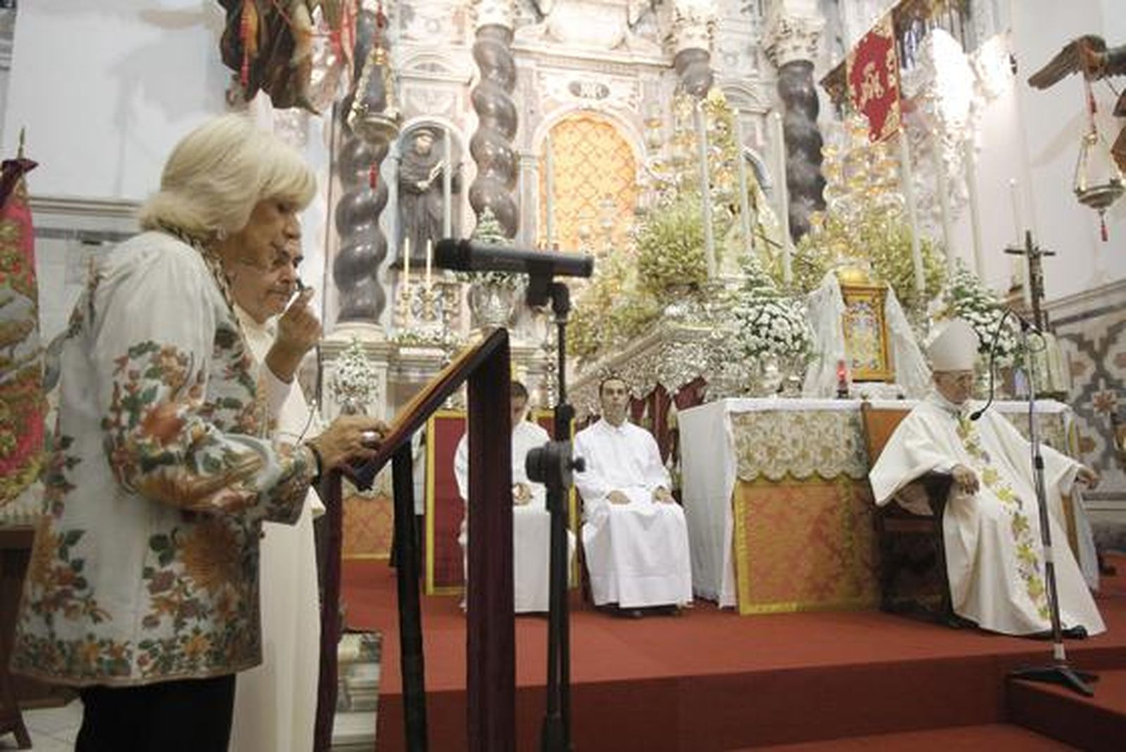 La iglesia de Santo Domingo acoge la tradicional ofrenda floral a la Virgen del Rosario con motivo del Día de la Patrona de Cádiz. 

Foto: Jesus Marin