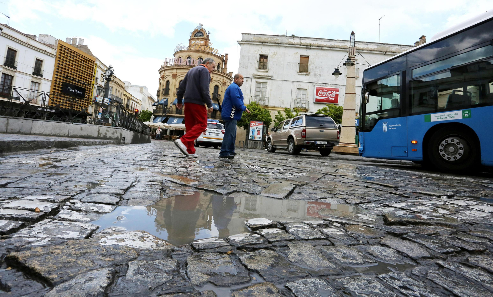 Imagen de uno de los numerosos baches que hay en la plaza Esteve.