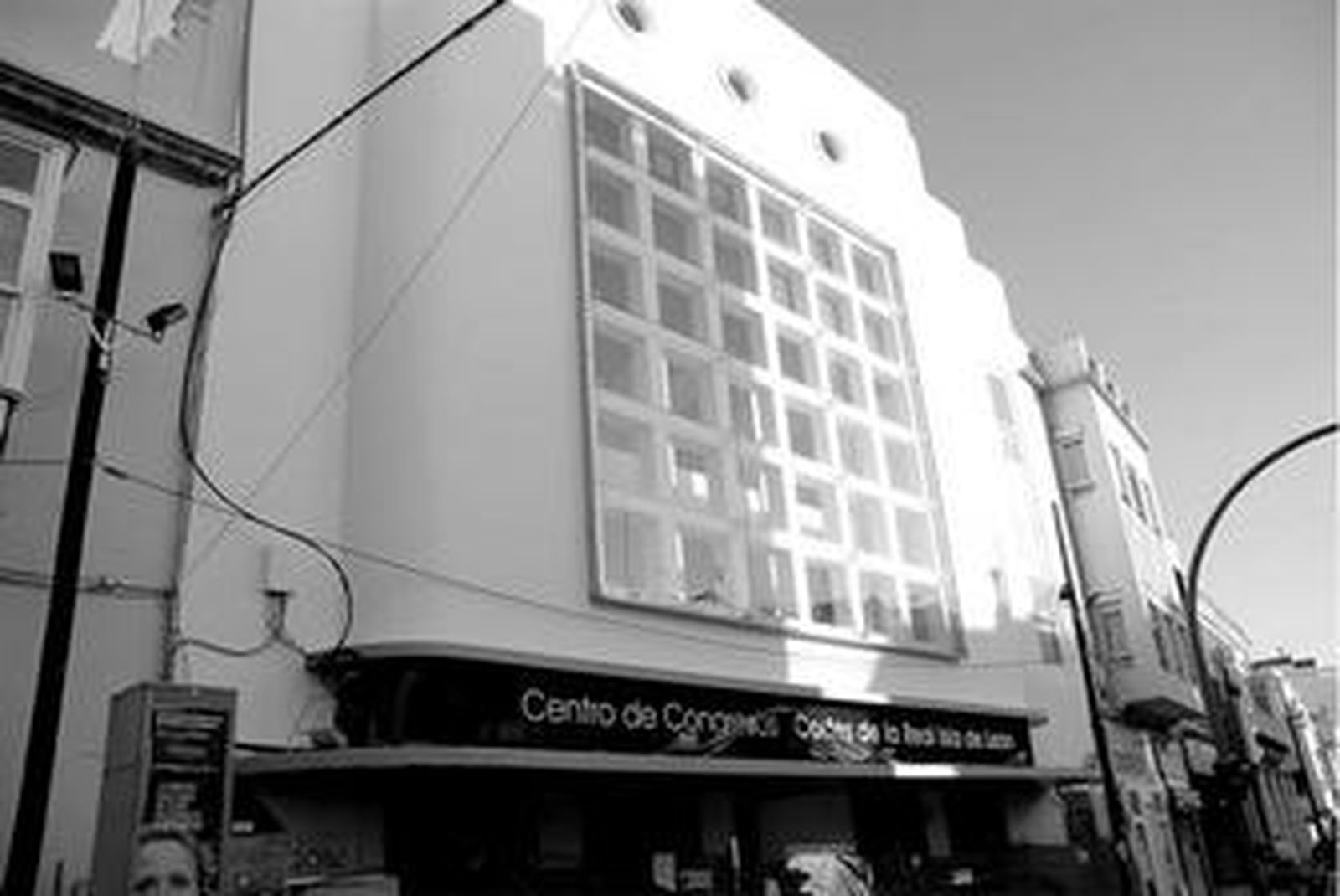 Fachada del centro de congresos, cuya parte trasera aún queda por terminar.