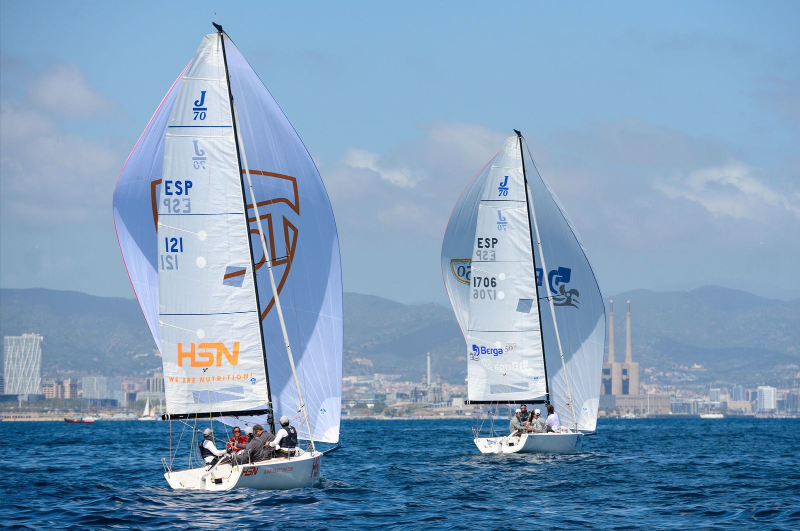Berga y HSN Sailing Team, respectivamente a punto de terminar la 25ª manga de las Barcelona Spring Series.