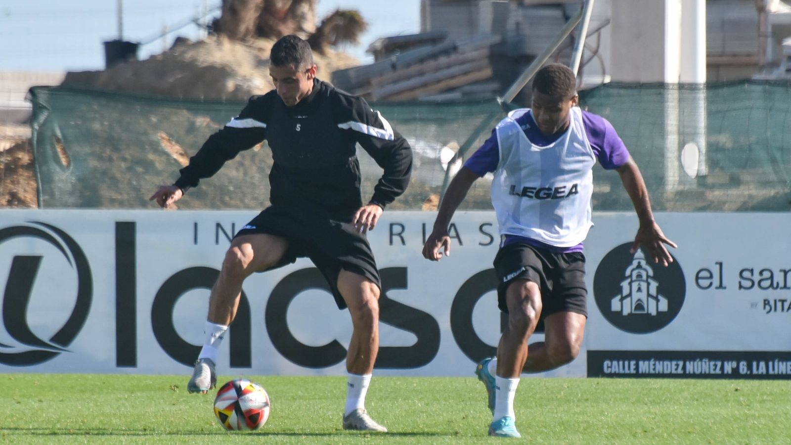 Nando Copete controla el balón junto a João Pedro