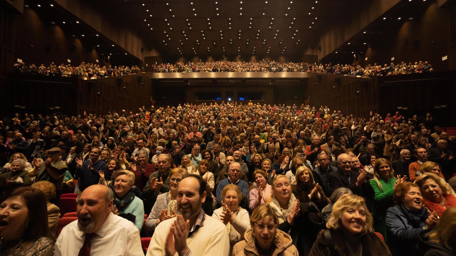 El público se volcó con el cuarteto al final de la representación.